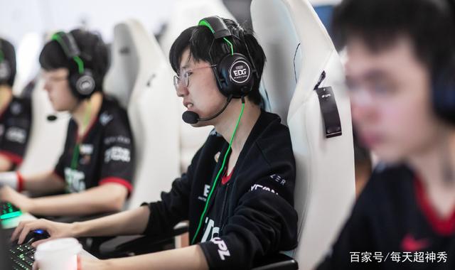 开云体育入口-FLY翻盘GEN，Viper完成史诗逆转激烈交锋小组赛，成为赛场最大亮点