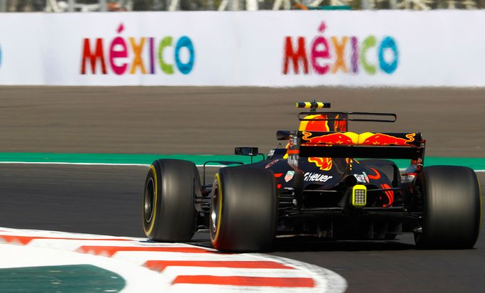 红牛车队鏖战雷诺车队，诺里斯点燃赛场